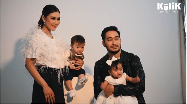 Mengenakan outfit berwarna monokrom, keluarga kecil Syahnaz tampak sangat serasi