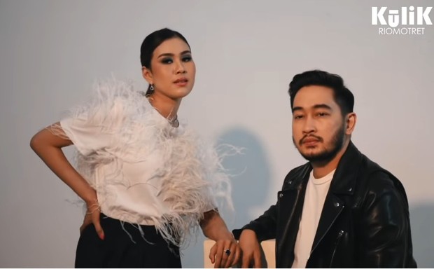 Outfit berwarna monokrom yang dikenakan Syahnaz seharga Rp.100 juta