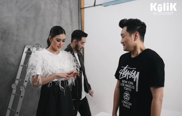 Perhiasan berlian yang dikenakan Syahnaz seharga Rp.4 Miliar