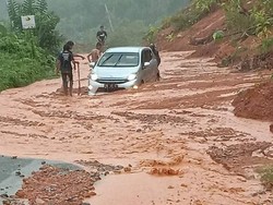 Tertimbun Material Longsor, Jalan Trans Pantai Barat Donggala Lumpuh