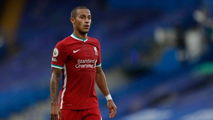 LONDON, ENGLAND - SEPTEMBER 20: Thiago Alcantara of Liverpool looks on during the Premier League match between Chelsea and Liverpool at Stamford Bridge on September 20, 2020 in London, England. (Photo by Matt Dunham - Pool/Getty Images)