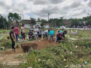 Pemakaman Protokol COVID-19 di Jember Ditolak Warga, Lubang Makam Kembali Diuruk