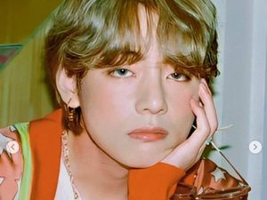 8 Foto Ganteng V BTS Kim Taehyung di Video Dynamite, Cocok Buat Wallpaper
