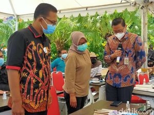 Kunjungi Surabaya, Tenaga Ahli Kantor Staf Presiden Puji Risma Tangani COVID-19 Kunjungi Surabaya, Tenaga Ahli Kantor Staf Presiden Puji Risma Tangani COVID-19