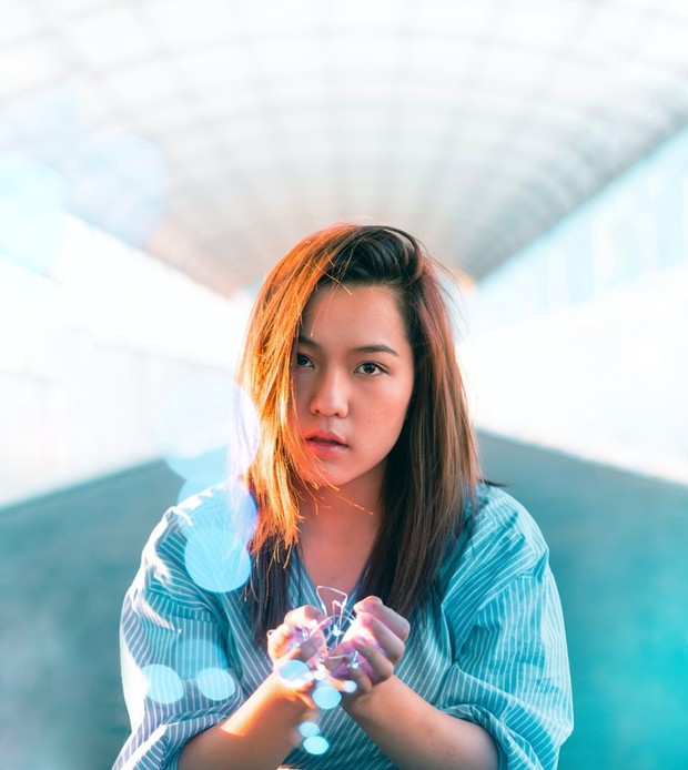 Wanita – www.unsplash.com / Warren Wing Operasi plastik dan prosedur tanam benang memiliki keunggulan masing-masing