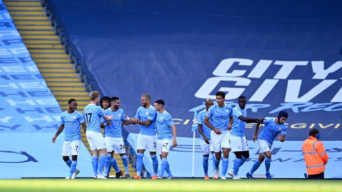 MANCHESTER, ENGLAND - SEPTEMBER 27: Riyad Mahrez of Manchester City celebrates with teammates after scoring his sides first goal during the Premier League match between Manchester City and Leicester City at Etihad Stadium on September 27, 2020 in Manchester, England. Sporting stadiums around the UK remain under strict restrictions due to the Coronavirus Pandemic as Government social distancing laws prohibit fans inside venues resulting in games being played behind closed doors. (Photo by Laurence Griffiths/Getty Images)