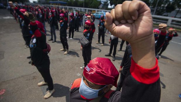 Sejumlah buruh berunjuk rasa di depan kompleks Parlemen, Jakarta, Rabu (30/9/2020). Dalam aksinya mereka menolak 'omnibus law' Rancangan Undang-Undangan (RUU) Cipta Kerja karena dinilai lebih menguntungkan pengusaha, serta mengancam akan melakukan mogok nasional pada 6-8 Oktober 2020 atau saat sidang paripurna DPR membahas RUU Cipta Kerja. ANTARA FOTO/Aditya Pradana Putra/aww.