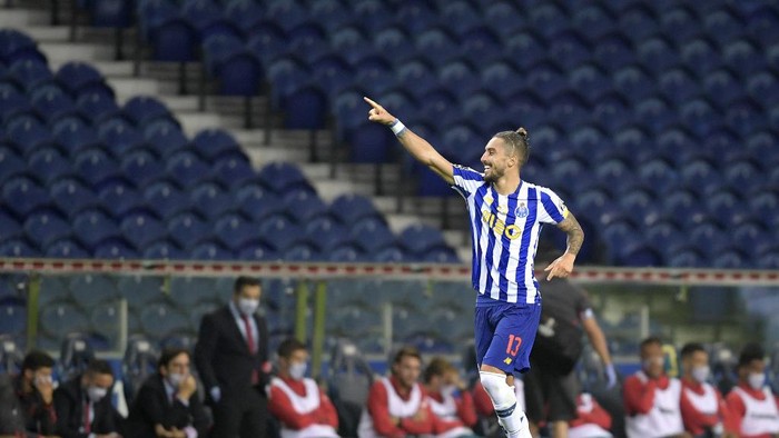 Portos Brazilian defender Alex Telles celebrates his goal during the Portuguese League football match between FC Porto and Sporting Braga at the Dragao stadium in Porto on September 19, 2020. (Photo by Fernando VELUDO / AFP)