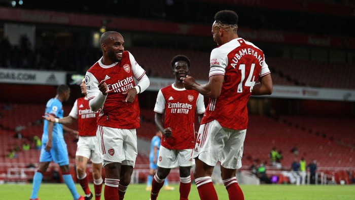 LONDON, ENGLAND - SEPTEMBER 19: Alexandre Lacazette of Arsenal celebrates with teammate Pierre-Emerick Aubameyang after scoring his teams first goal during the Premier League match between Arsenal and West Ham United at Emirates Stadium on September 19, 2020 in London, England. (Photo by Ian Walton - Pool/Getty Images)