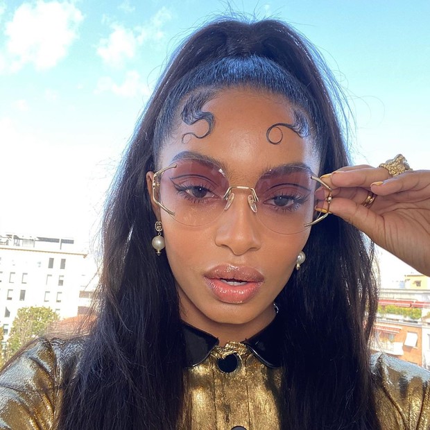 Sambil memegang gagang kacamatanya, Yara terlihat begitu memesona.