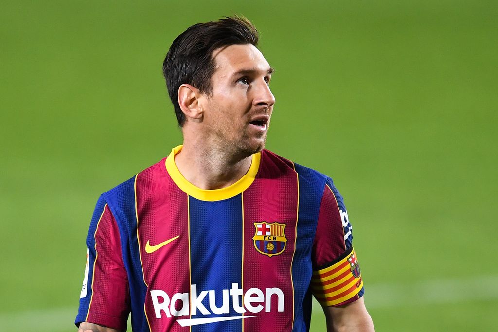 BARCELONA, SPAIN - SEPTEMBER 27: Lionel Messi of FC Barcelona looks on during the La Liga Santander match between FC Barcelona and Villarreal CF at Camp Nou on September 27, 2020 in Barcelona, Spain. Football Stadiums around Europe remain empty due to the Coronavirus Pandemic as Government social distancing laws prohibit fans inside venues resulting in fixtures being played behind closed doors. (Photo by David Ramos/Getty Images)