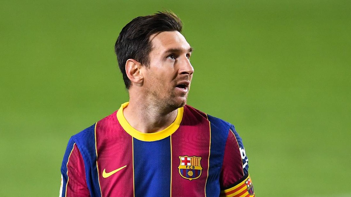 Lionel Messi masih bisa bertahan di Barcelona jika meraih gelar musim ini. (Foto: David Ramos/Getty Images)