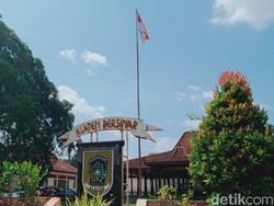 Bendera di Monumen Juang 45-Pemkab Klaten Dikibarkan 1 Tiang Penuh Hari Ini