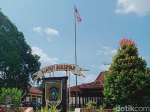 Bendera di Monumen Juang 45-Pemkab Klaten Dikibarkan 1 Tiang Penuh Hari Ini Bendera di Monumen Juang 45-Pemkab Klaten Dikibarkan 1 Tiang Penuh Hari Ini