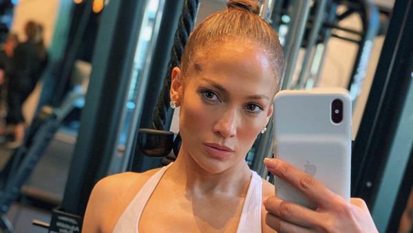 10 Artis Usia 50-an yang Seksi dan Aktif, Body Goals Banget!