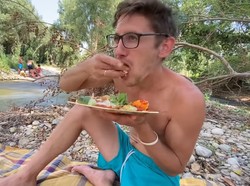 5 Momen Seru Bule Barcelona Pertama Kali Cicip Makanan Indonesia