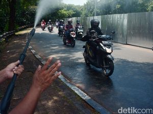 Perbatasan Depok-Jakarta Disemprot Cairan Probiotik Perbatasan Depok-Jakarta Disemprot Cairan Probiotik