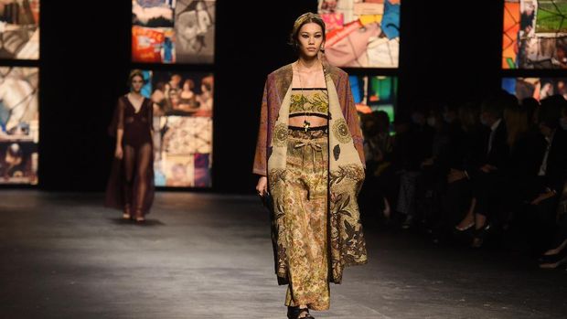  Dior  Terlihat Pakai Kain Bali di Paris Fashion Week USS 