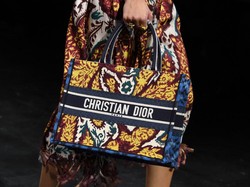 Keren, Kain Endek Bali Dikirim ke Prancis untuk Dior