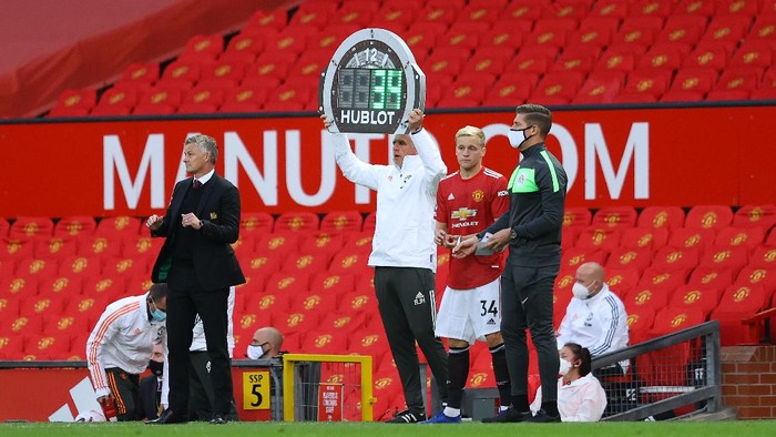 MANCHESTER, ENGLAND - SEPTEMBER 19: The fourth official uses the Hublot LED board to display that Donny Van De Beek of Manchester United is being substituted on during the Premier League match between Manchester United and Crystal Palace at Old Trafford on September 19, 2020 in Manchester, England. (Photo by Richard Heathcote/Getty Images )