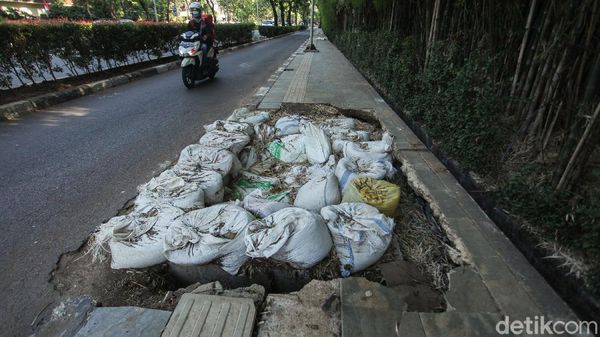 Duh, Bekas Galian Bikin Rusak Trotoar