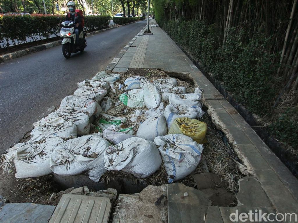 Duh, Bekas Galian Bikin Rusak Trotoar Duh, Bekas Galian Bikin Rusak Trotoar