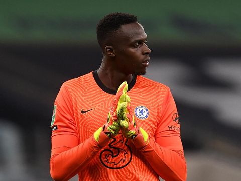 LONDON, ENGLAND - SEPTEMBER 29: Edouard Mendy of Chelsea reacts prior to the Carabao Cup fourth round match between Tottenham Hotspur and Chelsea at Tottenham Hotspur Stadium on September 29, 2020 in London, England. Football Stadiums around United Kingdom remain empty due to the Coronavirus Pandemic as Government social distancing laws prohibit fans inside venues resulting in fixtures being played behind closed doors. (Photo by Neil Hall - Pool/2020 Getty Images)