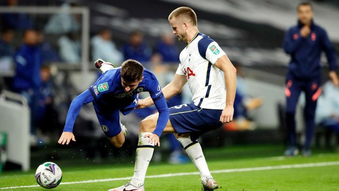 LONDON, ENGLAND - SEPTEMBER 29: Mason Mount of Chelsea is challenged by Eric Dier of Tottenham Hotspur during the Carabao Cup fourth round match between Tottenham Hotspur and Chelsea at Tottenham Hotspur Stadium on September 29, 2020 in London, England. Football Stadiums around United Kingdom remain empty due to the Coronavirus Pandemic as Government social distancing laws prohibit fans inside venues resulting in fixtures being played behind closed doors. (Photo by Matt Dunham - Pool/Getty Images)