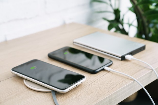 Jangan gunakan kabel dan adopter sembarangan saat men-charge iPhone ya Ladies