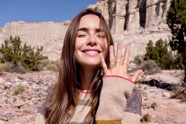 Momen bahagia dan manis itu dibagikan Lily Collins dalam akun Instagram pribadinya. Salah satunya, saat Lily memamerkan cincin tunangan yang tersemat di jari manisnya sembari tersenyum manis ke arah kamera.