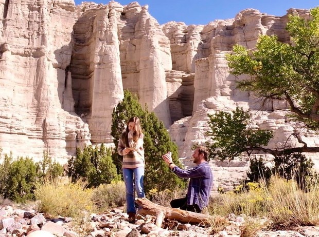 Bintang Hollywood Lily Collins resmi dilamar sang kekasih, Charlie McDowell. Prosesi lamaran keduanya berlangsung di kawasan New Mexico, Amerika Serikat, dengan latar belakang sebuah bebatuan.