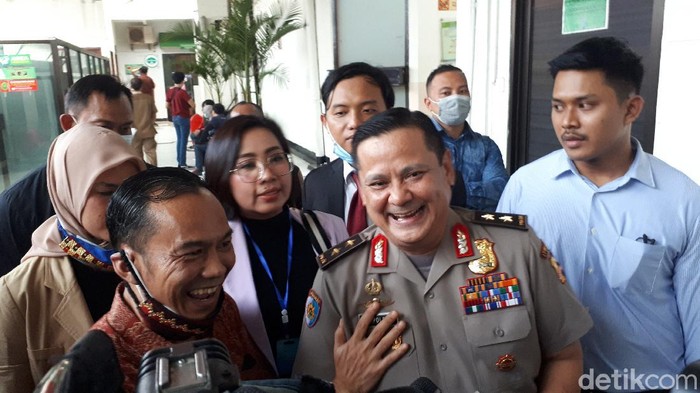 Irjen Napoleon di PN Jaksel usai sidang praperadilan, Rabu (30/9/2020) (Dwi Andayani/detikcom) Irjen Napoleon di PN Jaksel usai sidang praperadilan, Rabu (30/9/2020) (Dwi Andayani/detikcom)