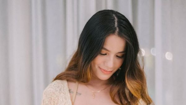 Foto: Adu Gaya Seksi Sheila Marcia dan Jennifer Bachdim Pamer Perut Hamil