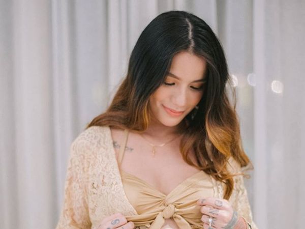 Foto: Adu Gaya Seksi Sheila Marcia dan Jennifer Bachdim Pamer Perut Hamil