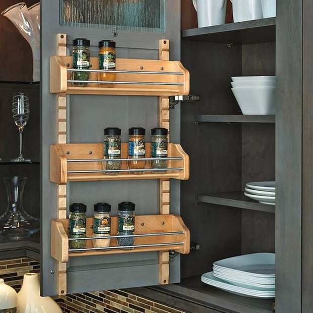 Atasi dengan membuat rak dalam lemari atau di dinding sehingga dapur terlihat lebih teratur.