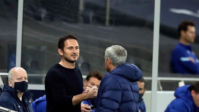 Jose Mourinho-Frank Lampard LONDON, ENGLAND - SEPTEMBER 29: Jose Mourinho, Manager of Tottenham Hotspur greets Frank Lampard, Manager of Chelsea prior to the Carabao Cup fourth round match between Tottenham Hotspur and Chelsea at Tottenham Hotspur Stadium on September 29, 2020 in London, England. Football Stadiums around United Kingdom remain empty due to the Coronavirus Pandemic as Government social distancing laws prohibit fans inside venues resulting in fixtures being played behind closed doors. (Photo by Matt Dunham - Pool/Getty Images)