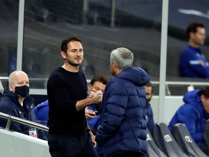 LONDON, ENGLAND - SEPTEMBER 29: Jose Mourinho, Manager of Tottenham Hotspur greets Frank Lampard, Manager of Chelsea prior to the Carabao Cup fourth round match between Tottenham Hotspur and Chelsea at Tottenham Hotspur Stadium on September 29, 2020 in London, England. Football Stadiums around United Kingdom remain empty due to the Coronavirus Pandemic as Government social distancing laws prohibit fans inside venues resulting in fixtures being played behind closed doors. (Photo by Matt Dunham - Pool/Getty Images)