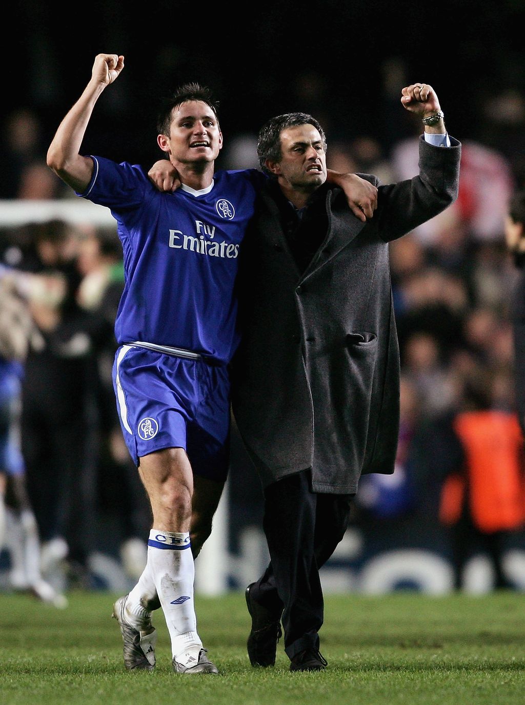 LONDON - MARCH 8:  Frank Lampard and Jose Mourinho of Chelsea celebrate victory at the end of the UEFA Champions League, First Knockout Round, Second Leg match between Chelsea and Barcelona at Stamford Bridge on March 8, 2005 in London, England.  (Photo by Shaun Botterill/Getty Images)