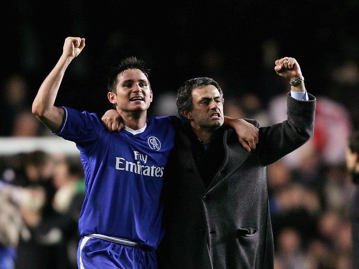 LONDON - MARCH 8:  Frank Lampard and Jose Mourinho of Chelsea celebrate victory at the end of the UEFA Champions League, First Knockout Round, Second Leg match between Chelsea and Barcelona at Stamford Bridge on March 8, 2005 in London, England.  (Photo by Shaun Botterill/Getty Images)