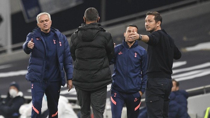 Tottenhams manager Jose Mourinho, left, and Chelseas head coach Frank Lampard gesture to each other during the English League Cup fourth round soccer match between Tottenham Hotspur and Chelsea at Tottenham Hotspur Stadium in London, England, Tuesday, Sept. 29, 2020.(Neil Hall/Pool via AP)