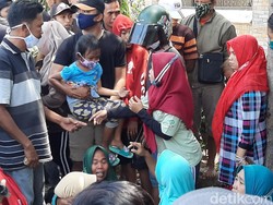 Orang Tua Korban Tewas Pabrik Kayu di Probolinggo Syok Lalu Pingsan