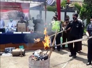 Kejari Sukabumi Musnahkan Ratusan Gram Sabu-Ribuan Butir Obat Terlarang Kejari Sukabumi Musnahkan Ratusan Gram Sabu-Ribuan Butir Obat Terlarang