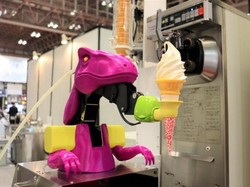 Keren! Robot Ini Bisa Sajikan Es Krim Cone dalam 32 Detik