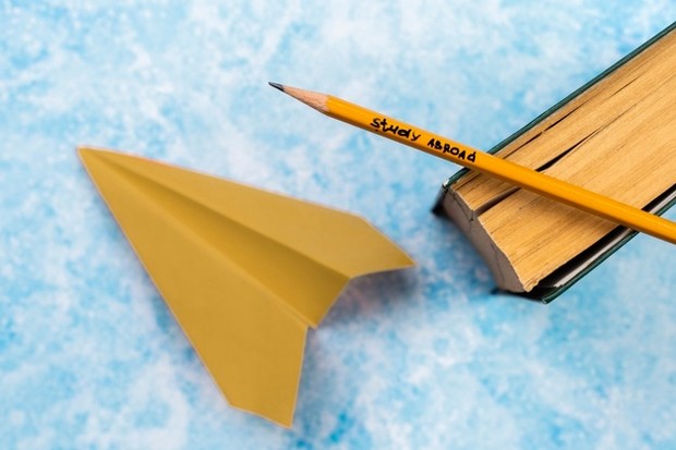 Pastikan kamu memilih jurusan sesuai minat dan bakat kamu. Jangan sampai kamu menyesal saat sudah ditengah jalan. Selain itu, cari motivasi dan alasan yang kuat yang membuat kamu ingin kuliah di luar negeri dengan jurusan yang kamu mau. Ingat, jangan sampai merasa salah jurusan di tengah semester.