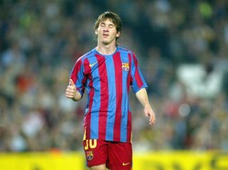 Lionel Messi sebenarnya juga dulu pernah menutup tahun tanpa mencetak gol dari penalti. Itu dilakukannya pada tahun 2006 saat berseragam Barcelona (Getty Images)