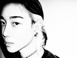 7 Fakta Loren, Produser Ganteng yang Curi Atensi di MV Blackpink