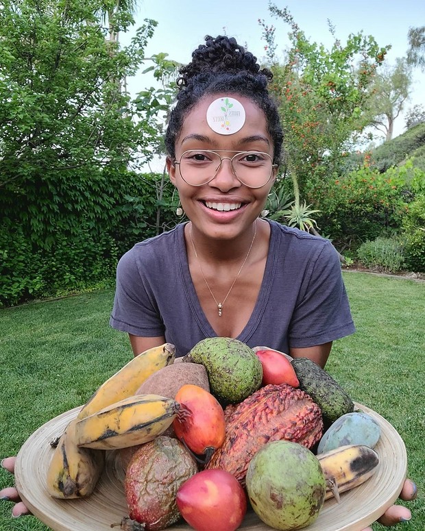 Yara terlihat begitu sumringah ke arah kamera saat memegang satu wadah buah-buahan yang cukup banyak