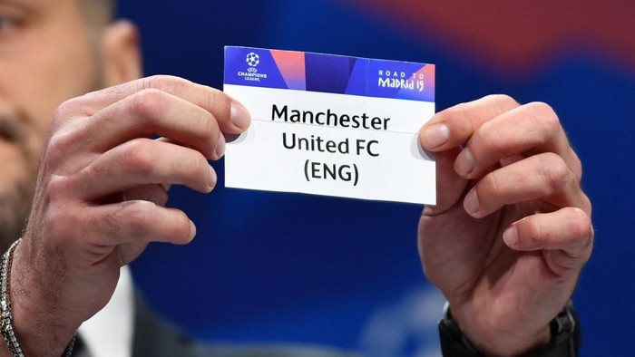 UEFA champions league ambassador and former Brazilian goalkeeper Julio Cesar shows the name of Manchester United football club during the draw for the Champions league quarter-final draw, on March 15, 2019 in Nyon. (Photo by Fabrice COFFRINI / AFP)