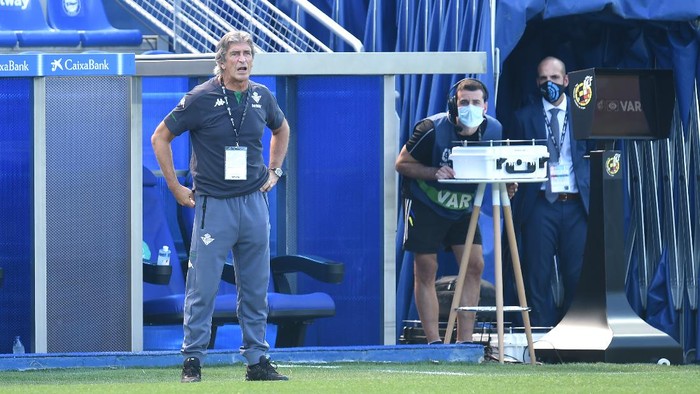 VITORIA-GASTEIZ, SPAIN - SEPTEMBER 13: Manuel Pellegrini, Head Coach of Real Betis looks on during the La Liga match between Alaves and Real Betis at Estadio de Mendizorroza on September 13, 2020 in Vitoria-Gasteiz, Spain. (Photo by Juan Manuel Serrano Arce/Getty Images)