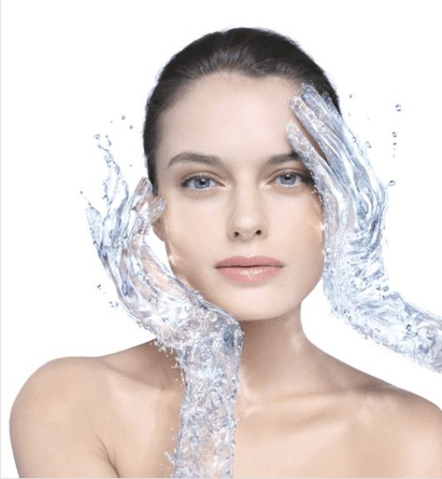 Melembapkan Kulit/foto:Pinterest.com Selain alkohol, ada beberapa toner yang mengandung hyaluronic acid. Dimana kandungan tersebut bikin kulit jadi lebih lembap.